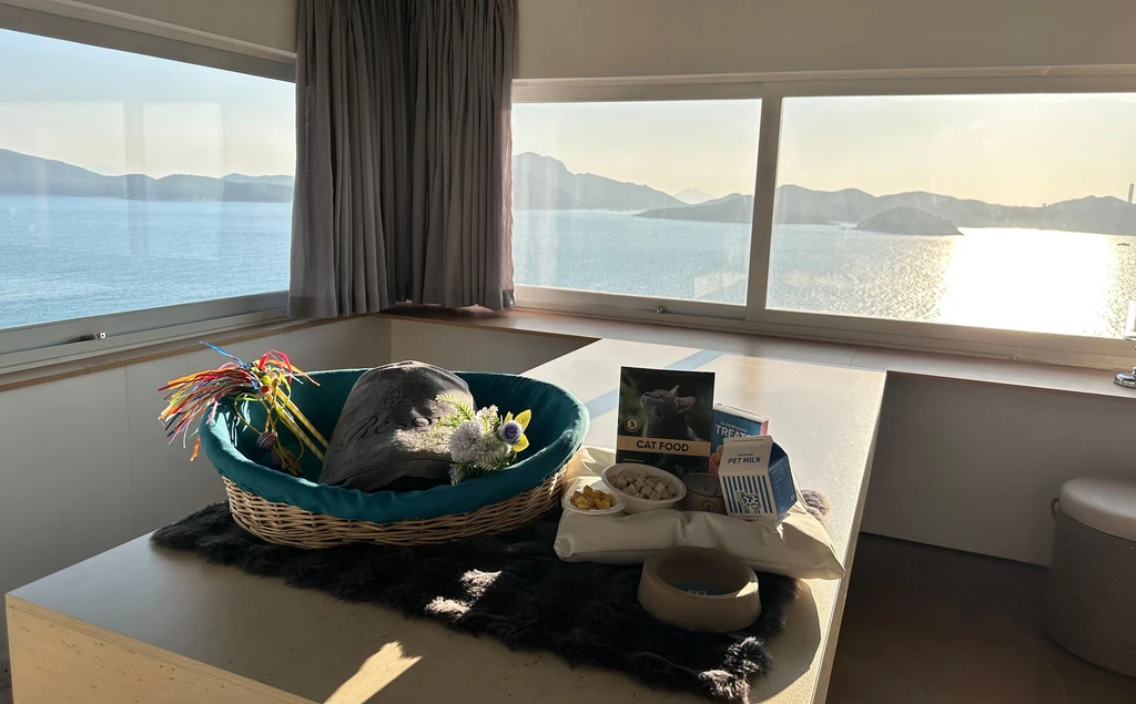 海景紀念室，面向大海的寧靜告別空間，寵物籃與鮮花